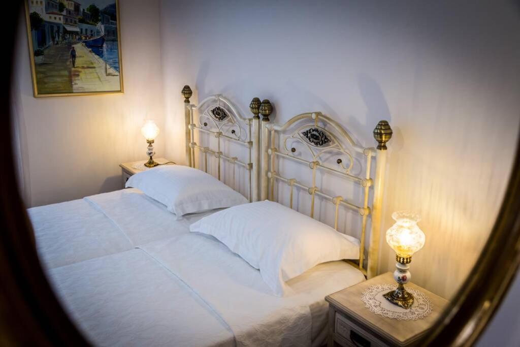 Neoclassical Apartment With 2 Bedrooms In Pireu Exterior foto