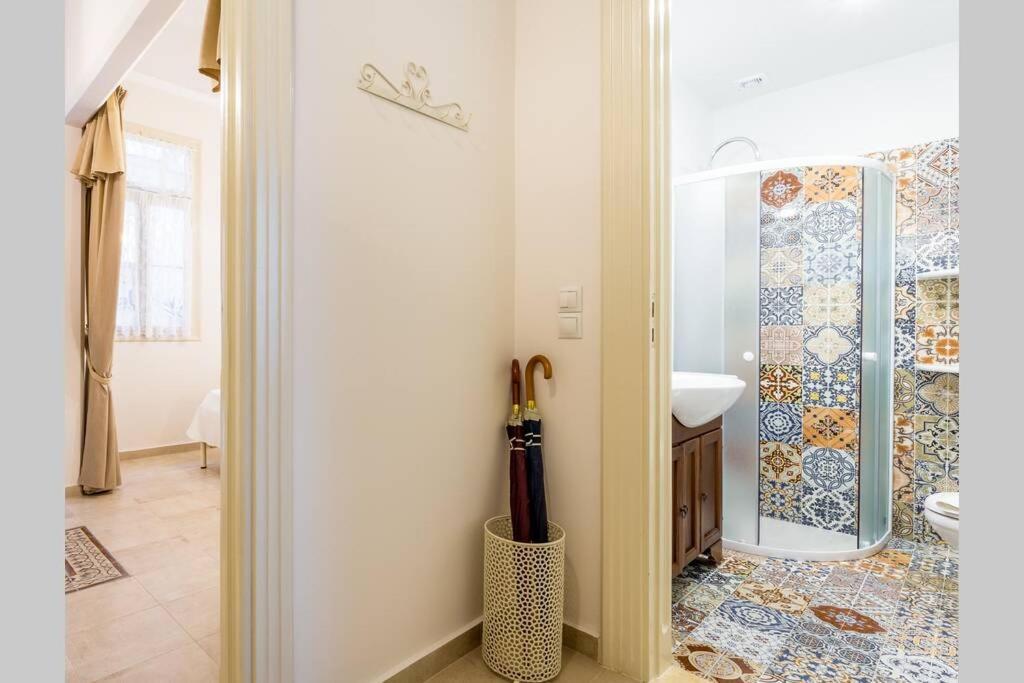 Neoclassical Apartment With 2 Bedrooms In Pireu Exterior foto
