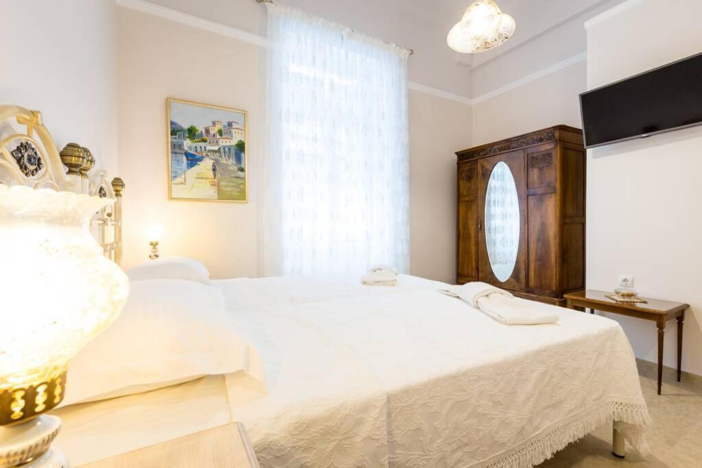 Neoclassical Apartment With 2 Bedrooms In Pireu Exterior foto