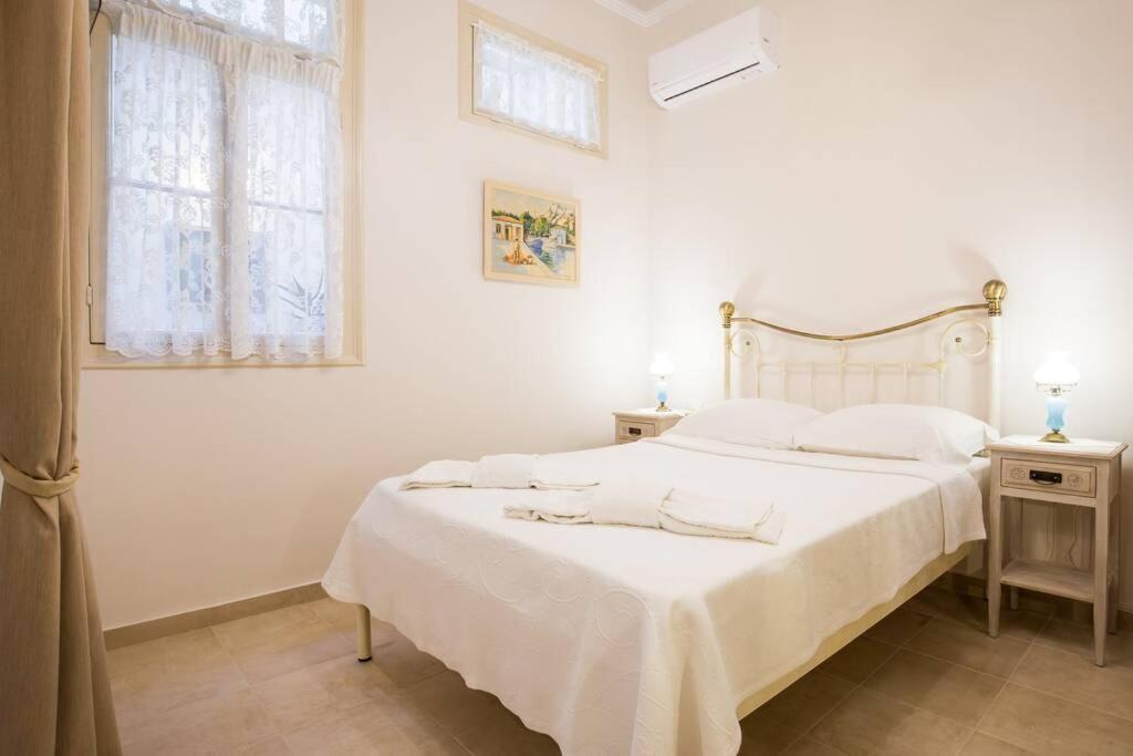 Neoclassical Apartment With 2 Bedrooms In Pireu Exterior foto