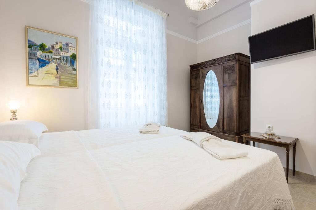 Neoclassical Apartment With 2 Bedrooms In Pireu Exterior foto