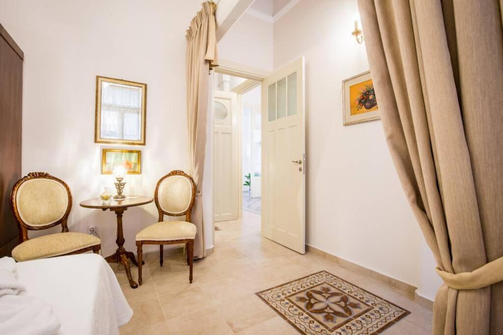 Neoclassical Apartment With 2 Bedrooms In Pireu Exterior foto